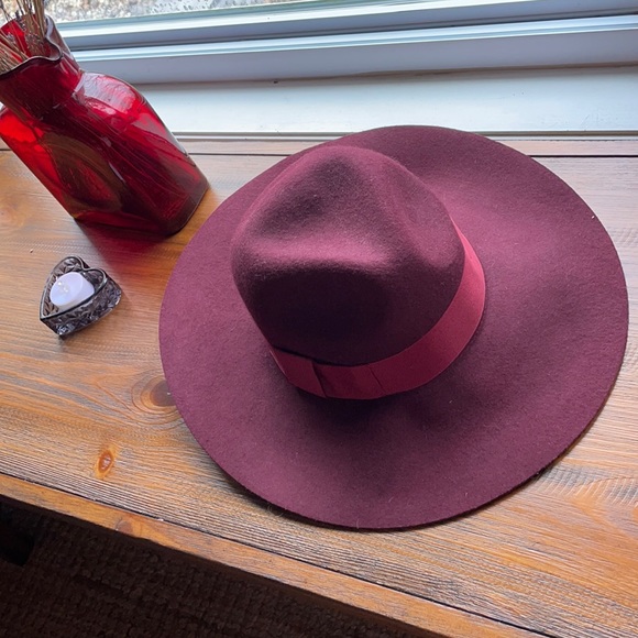 Express Burgundy Wool/Laine Hat - Picture 1 of 6